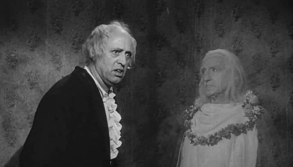 michael dolan y alastair sim en una escena de cuento de navidad de dickens 1951