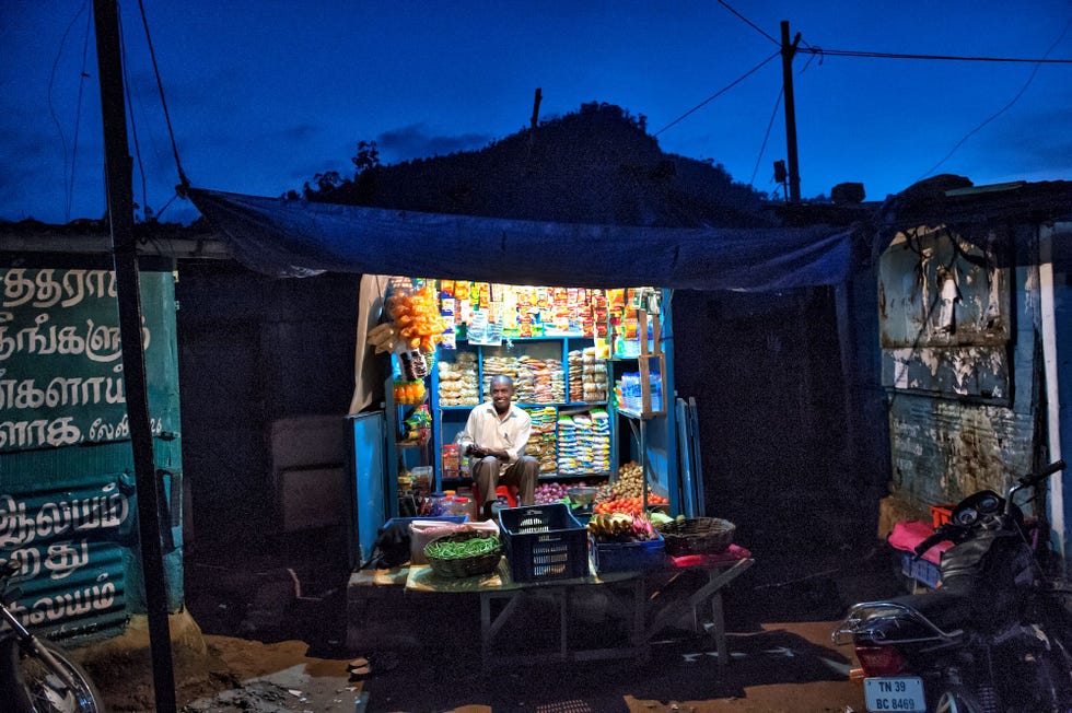 Waar je ook bent in India eten is overal Dit is een van de vele stalletjes langs het spoor van de Nilgiri Blue Mountaintrein