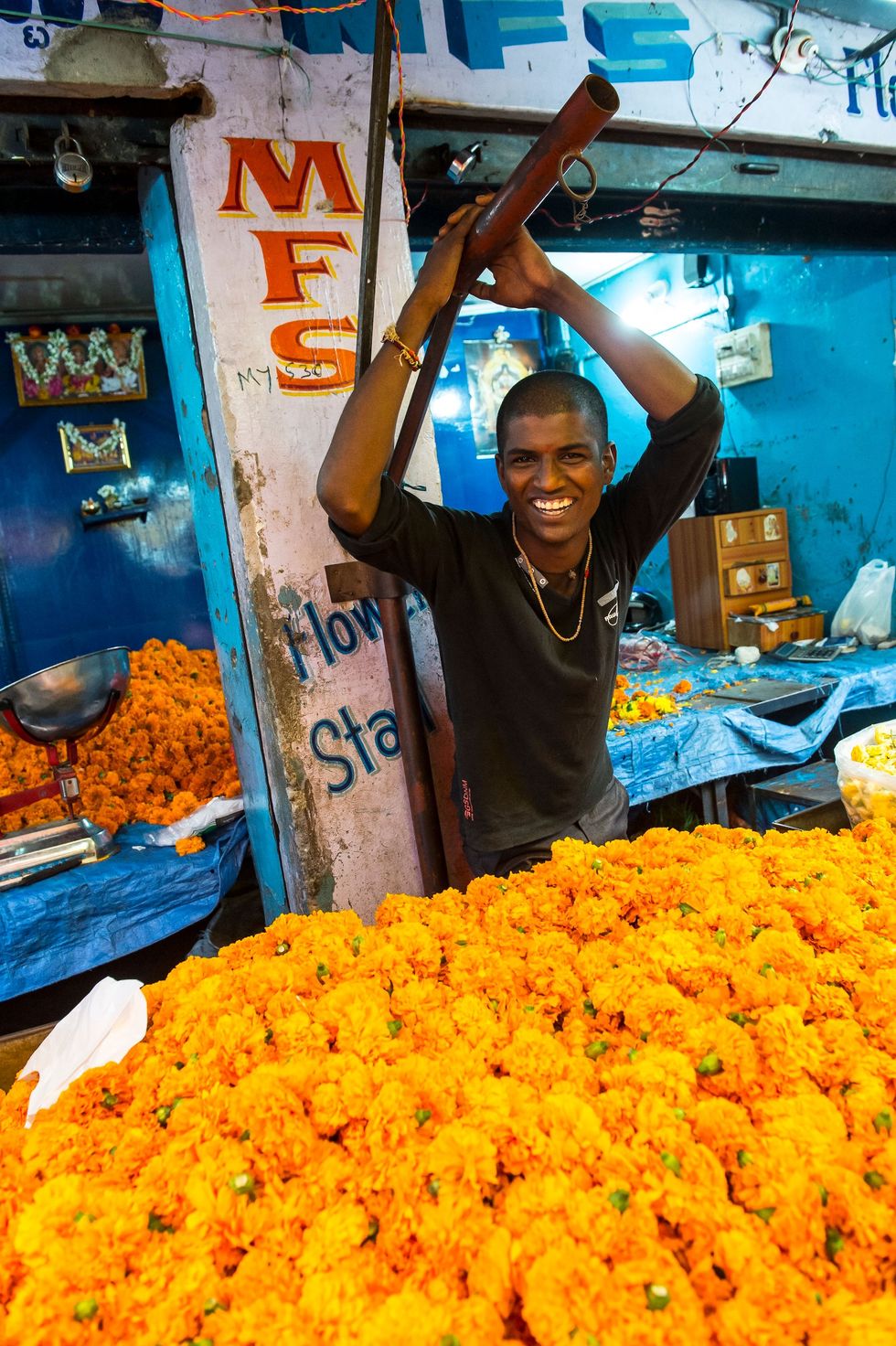 Van gezellige spullen voor in de keuken tot ongelooflijke hoeveelheden bloemen groente en fruit het is moeilijk niets te kopen op de Devarajamarkt in Mysore