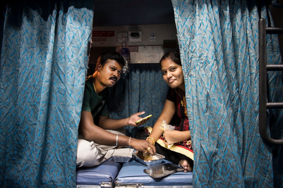 Indirs eten altijd in de trein zoals hier in de nachttrein naar Chennai Veel mensen nemen ook zelfbereid eten mee