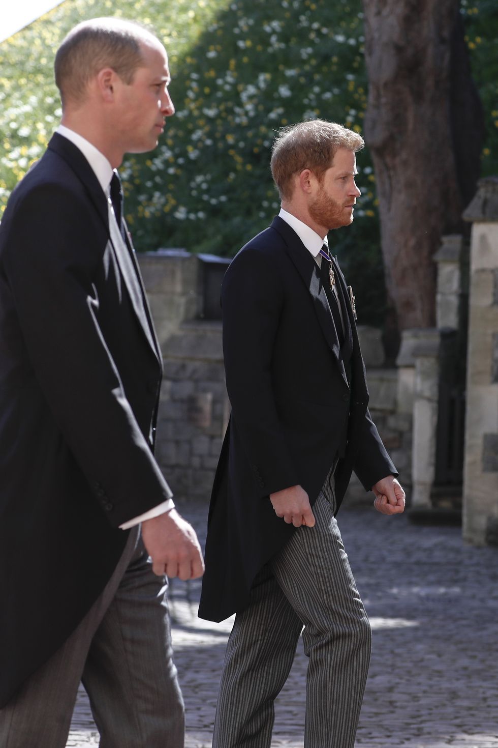 el principe guillermo caminando con su hermano el principe harry en el entierro de su abuelo