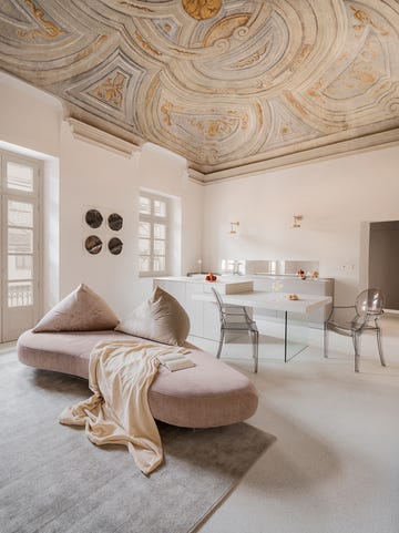 piso moderno en un edificio antiguo con frescos originales
