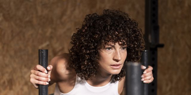 https://hips.hearstapps.com/hmg-prod/images/curly-haired-athletic-woman-pushing-sled-at-gym-royalty-free-image-1749071636.pjpeg?crop=1.00xw:0.752xh;0,0.0337xh&resize=640:*