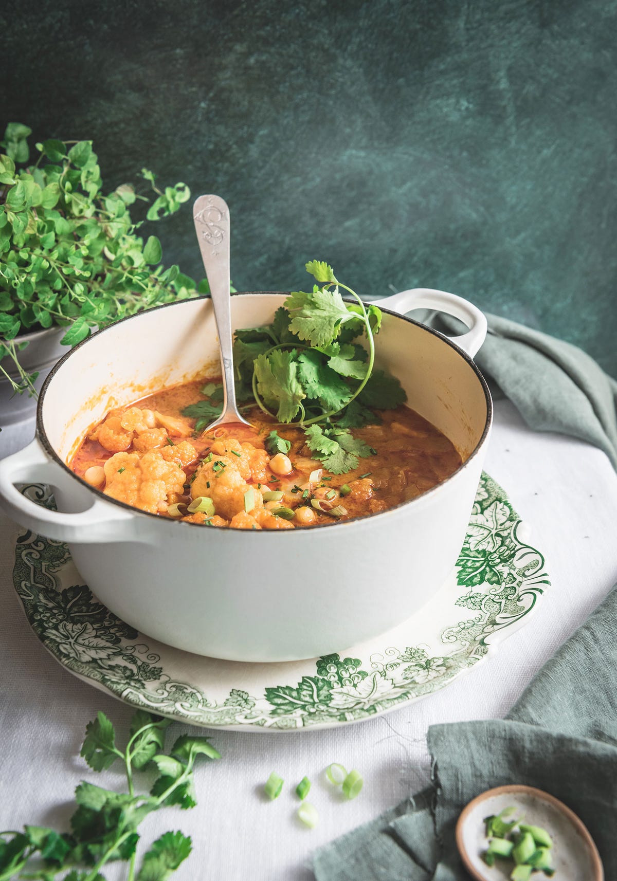 Receta de curry de coliflor y garbanzos en cocotte