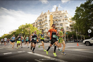 varios corredores pasan por el paseo de gracia por delante de la casa milá durante la cursa eci 2022