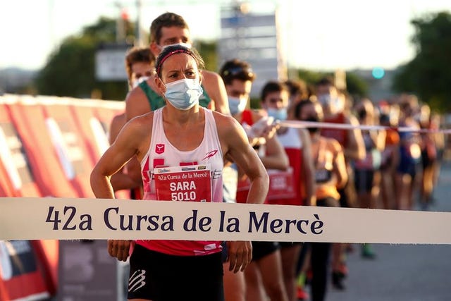 varios corredores se preparan en la línea de salida en una de las carreras de la segunda jornada de la 42 edición de la cursa de la mercè