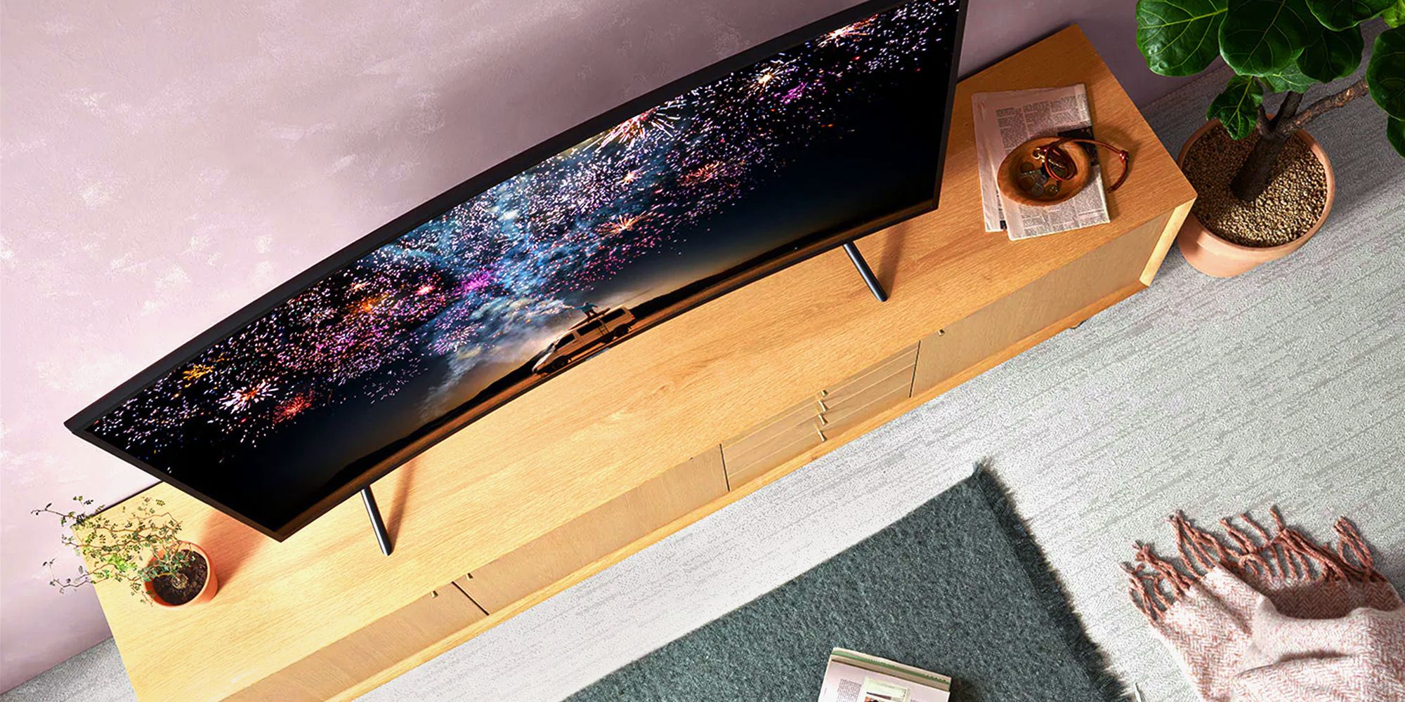 Гнутый экран. Samsung ue55ru7300u. Изогнутый телевизор самсунг 55 дюймов. Телевизор Samsung с изогнутым экраном 55 дюймов. Телевизор самсунг 65 дюймов изогнутый экран.