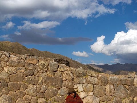 De naam Cusco kan worden vertaald als navel van de wereld en deze heilige stad was ooit het middelpunt van het Inca keizerrijk Vier wegen leidden vanaf het centrale plein naar de vier windstreken in de richting van de vier uithoeken van het rijk In Cusco lagen ook de paleizen van zijn heersers De meeste van de oorspronkelijke Inca gebouwen werden vernietigd door de conquistadores maar sommige muren  die befaamd zijn om het metselwerk dat zo precies past dat je geen mes tussen de stenen kunt wrikken  werden opgenomen in nieuwe bouwwerken De muren waren zo goed gebouwd dat ze hevige aardbevingen hebben doorstaan en nog steeds zichtbaar zijn in de smalle straatjes van Cusco De heiligste plek van allemaal was de Koricancha of zonnetempel die ten tijde van de Spanjaarden geheel met bladgoud was bedekt De kostbare metalen zijn allang verdwenen maar veel van de originele tempel staat nog overeind onder een laagje vernis van een Spaans klooster