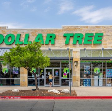 dollar tree shares drop to 1 year low after earnings announcement