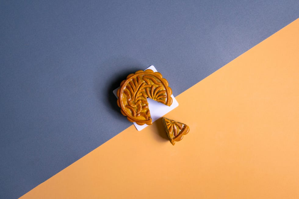 cut mooncake