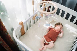 bebe nina durmiendo en cuna