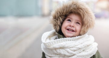 niña con abrigo y bufanda