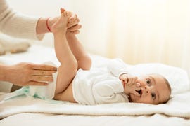 madre limpiando culito del bebé con toallita
