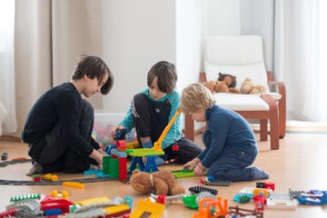 niños con juguetes jugando
