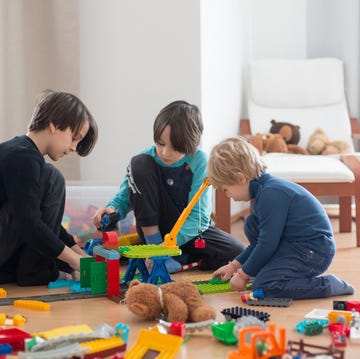 niños con juguetes niños con juguetes jugando