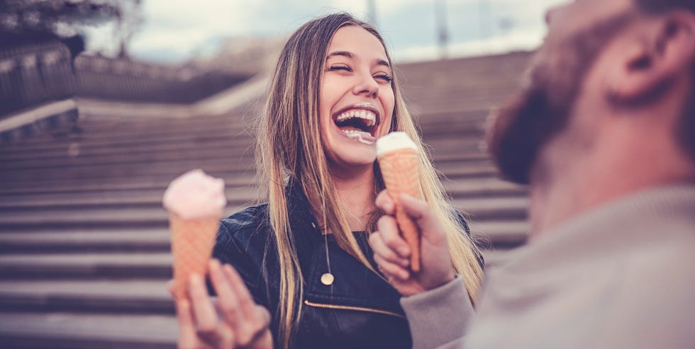 Linda mujer comiendo helado con su novio linda mujer comiendo helado con su novio