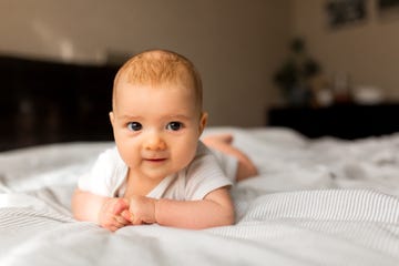niño de 3 meses ojos negros