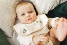 bebé de ojos azules con babero
