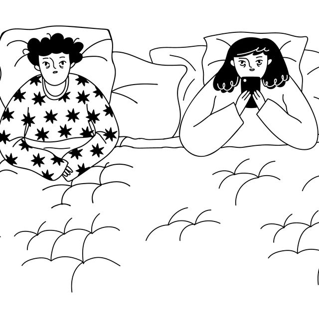 人と一緒に寝れない原因とは？ 新研究により、初めての場所で脳の片側が覚醒し易く、親しい人と寝ると良眠につながることが示唆されている。安定したパートナーは健康的な睡眠を助ける。