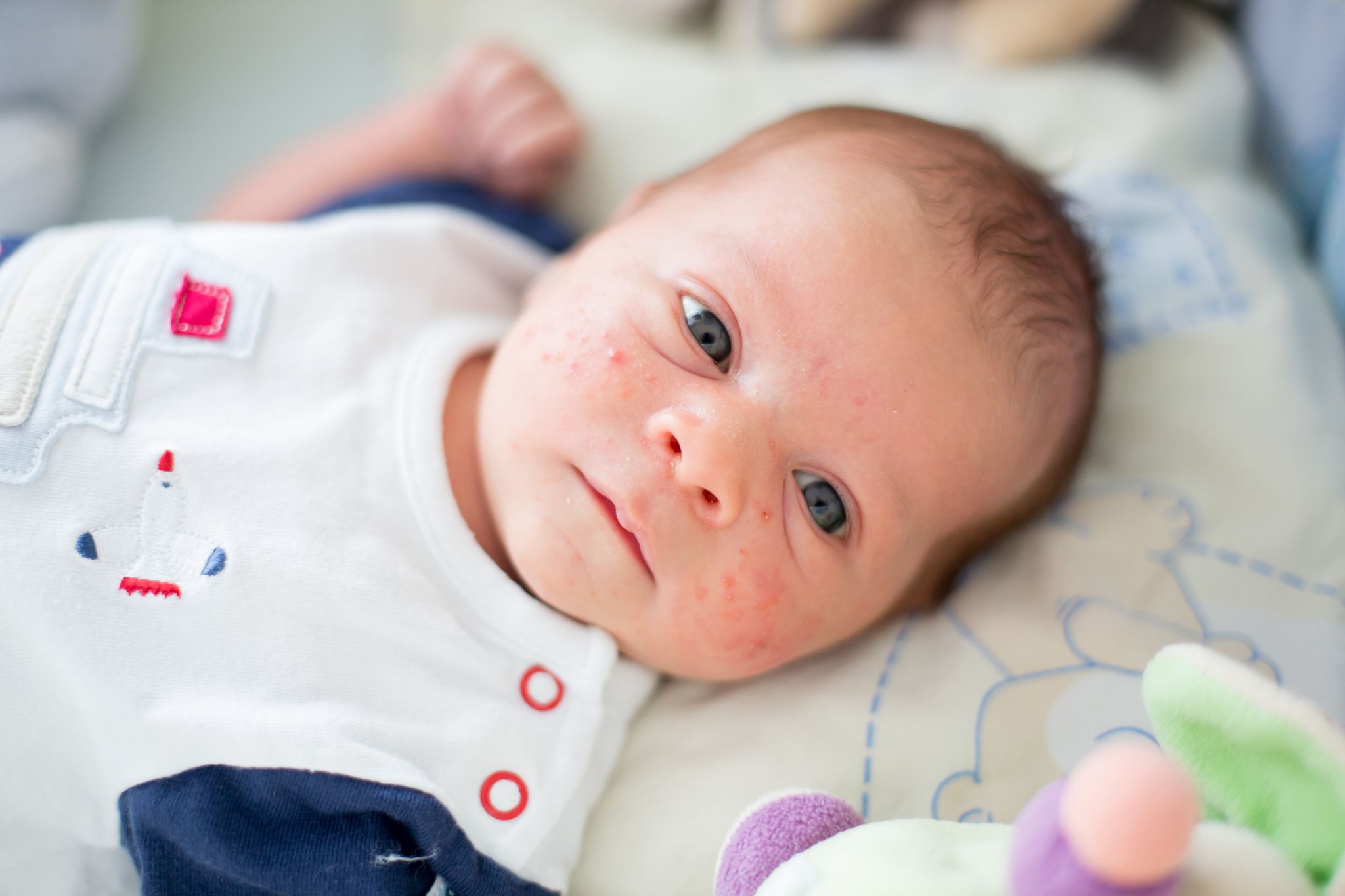 Lindo Bebé Recién Nacido De 3 Meses De Edad En Ropa De Moda Parece