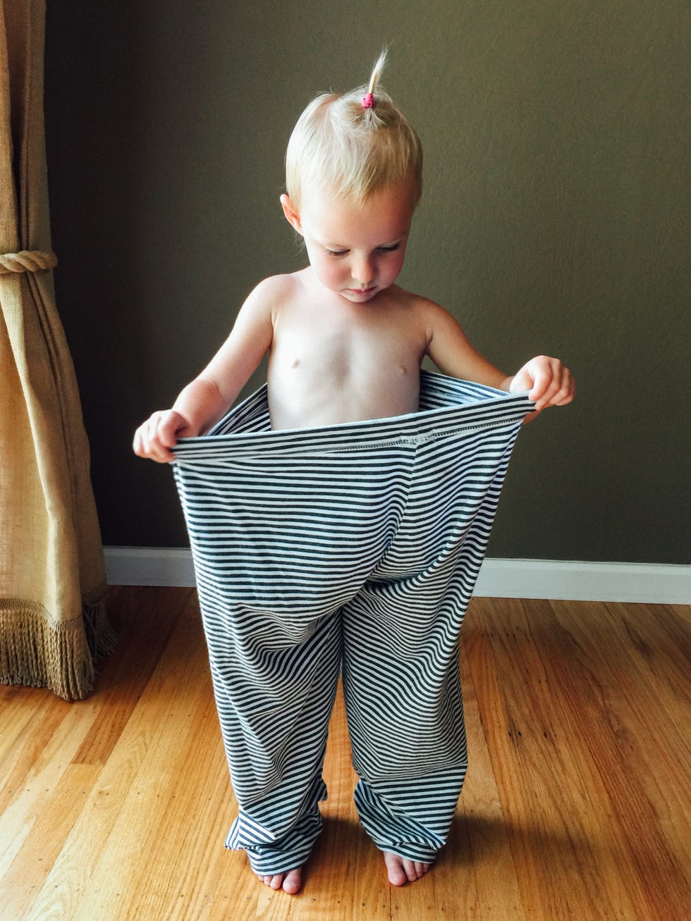 niño con pantalón grande