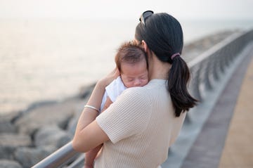 madre con recien nacido en verano