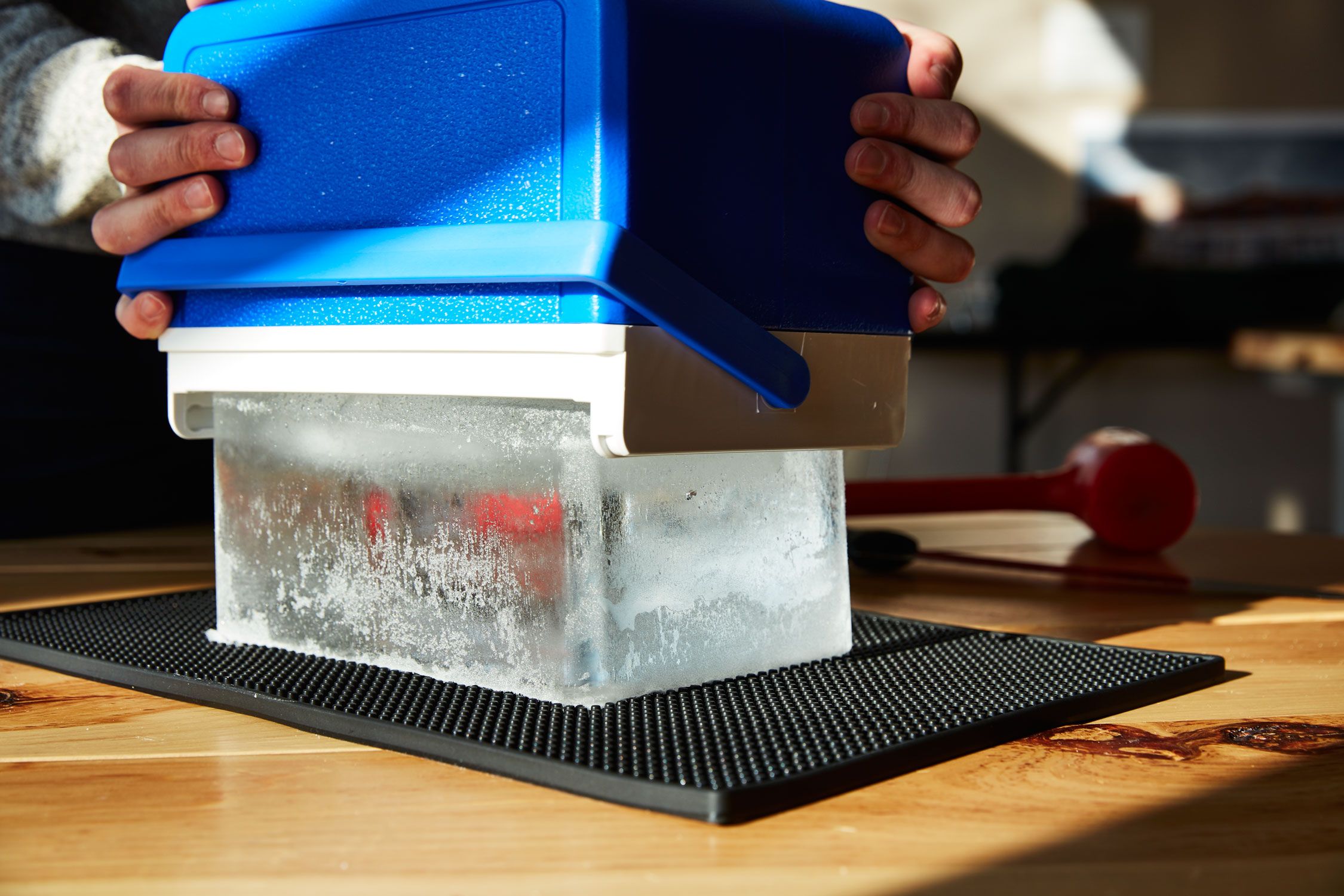 Why Can Cocktail Bars Make Perfectly Clear Ice—And I Can't?