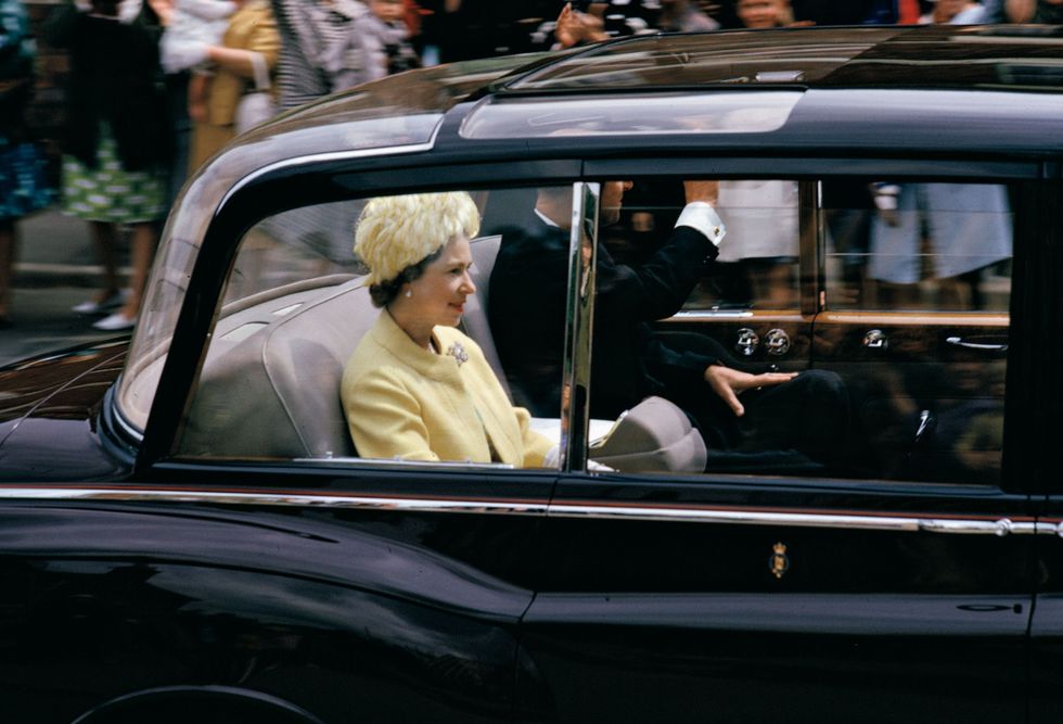 Op 9 juli 1965 is koningin Elizabeth II samen met haar man prins Philip de Duke of Edinburgh in een limousine op weg naar Higham Ferrers een stadje buiten Northampton Engeland