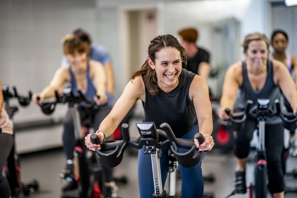 mejores ejercicios mujeres 45 años, indoor cycling