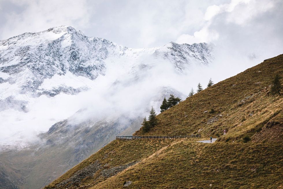 Op de eerste dag van hun tocht door de Italiaanse Alpen beklimmen fietsers de Gaviapas