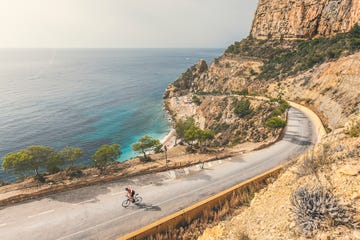 cyclist on killer beach climb, cumbre del sol, spain