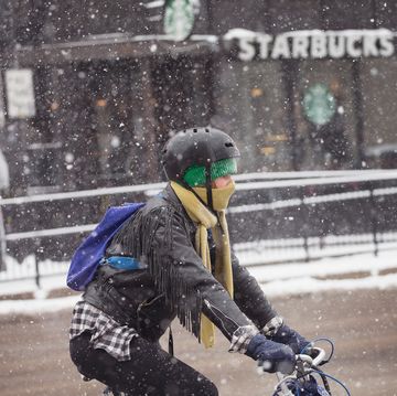 spring storm brings few inches of snow to chicago