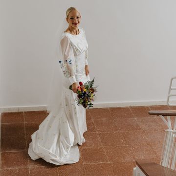 cristina, la original novia andaluza que se casó con un vestido de flores y alpargatas en un chiringuito en la playa