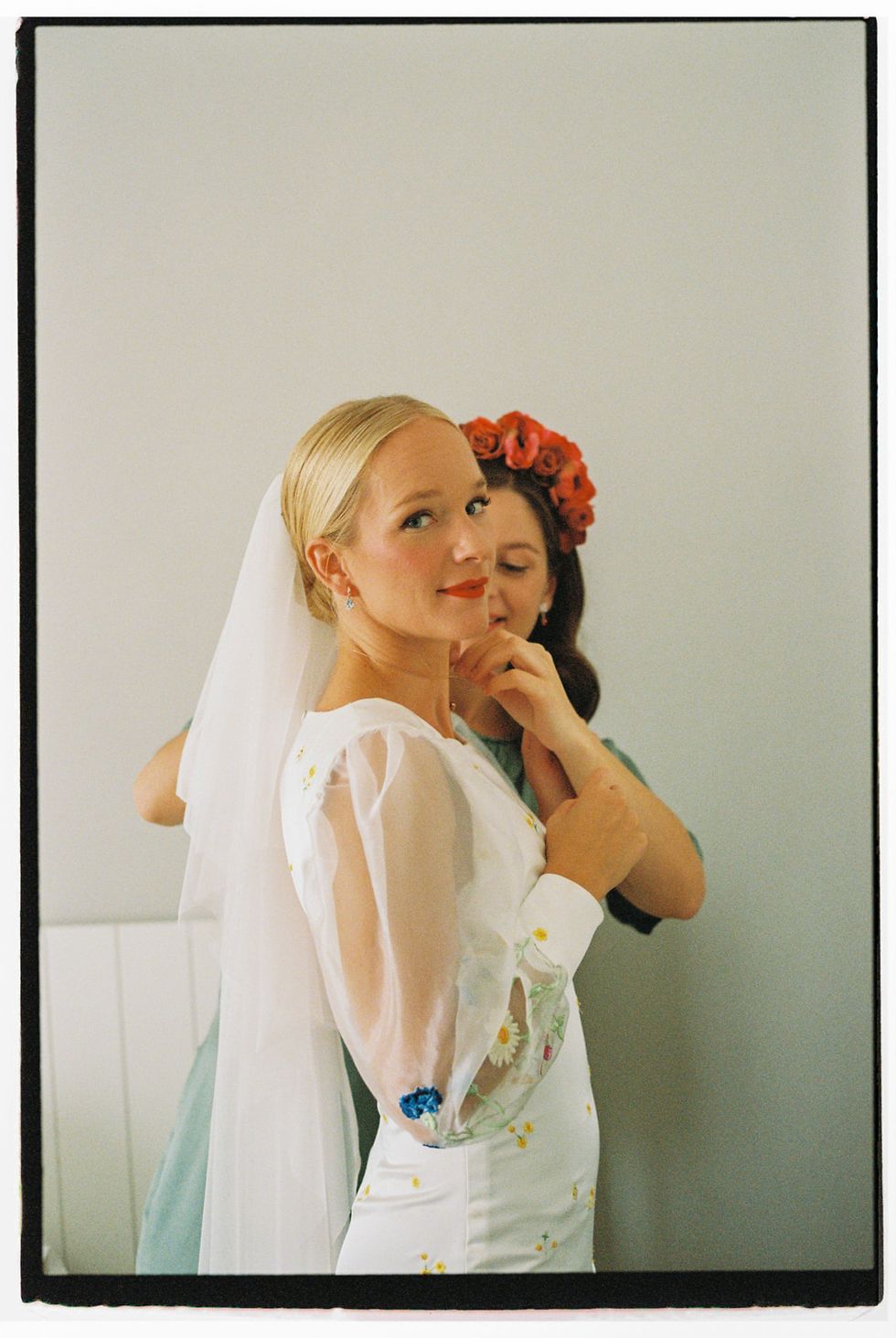 la novia sevillana original con vestido de flores