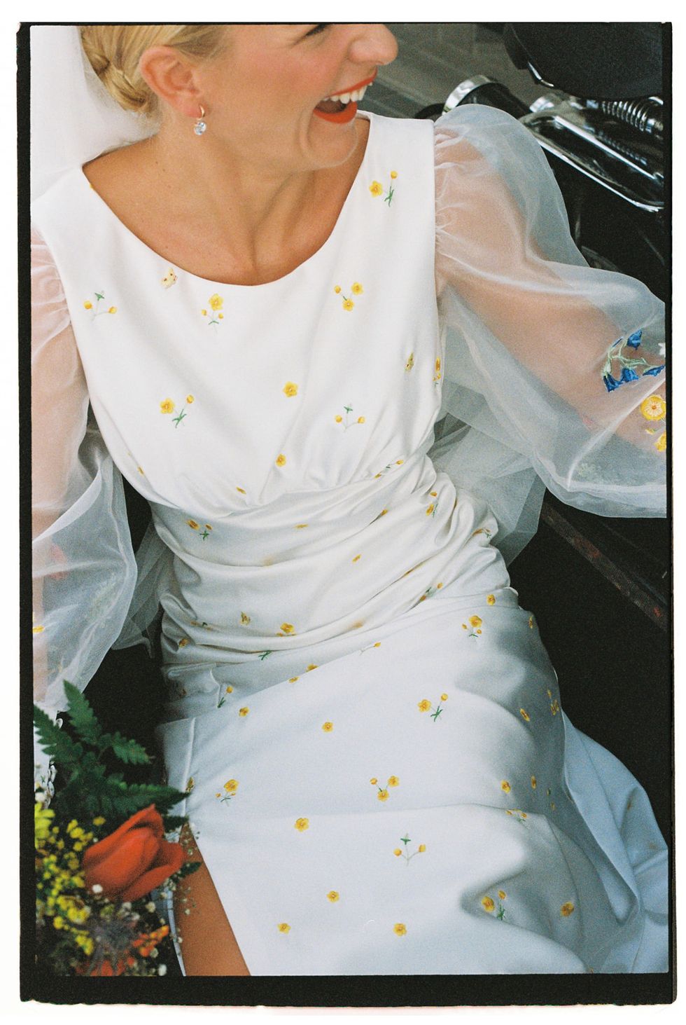 la novia sevillana original con vestido de flores