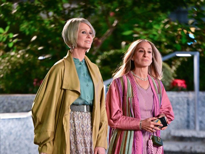 https://hips.hearstapps.com/hmg-prod/images/cynthia-nixon-and-sarah-jessica-parker-seen-on-the-set-of-news-photo-1643993308.jpg?crop=1xw:0.52734xh;center,top&resize=1200:*