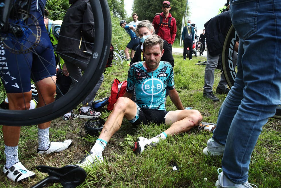 el ciclista francés cyril lemoine tras caerse en el tour de francia 2021
