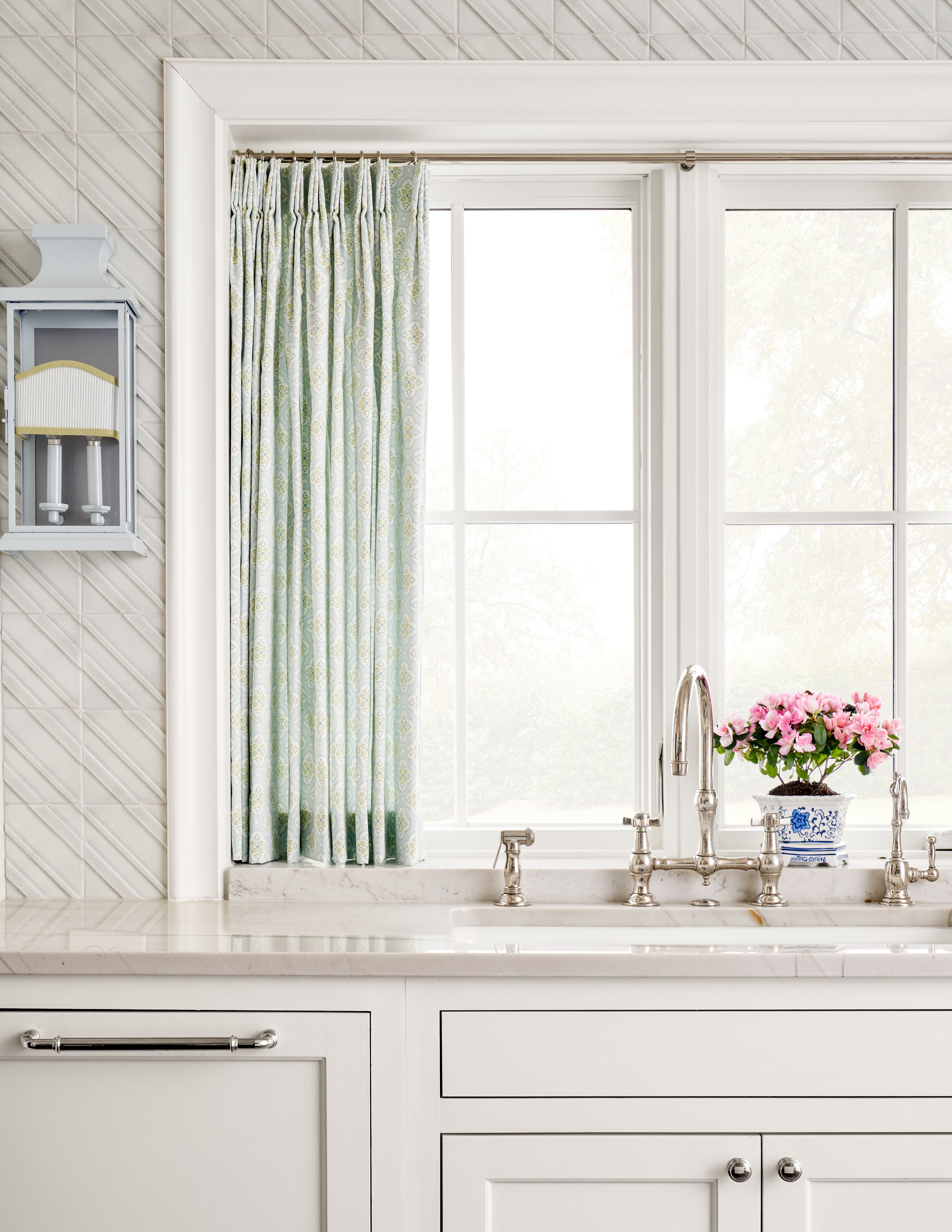 En cocinas rústicas, ¿mejor cortinas o estores? Vestir las ventanas puede  plantear algún …