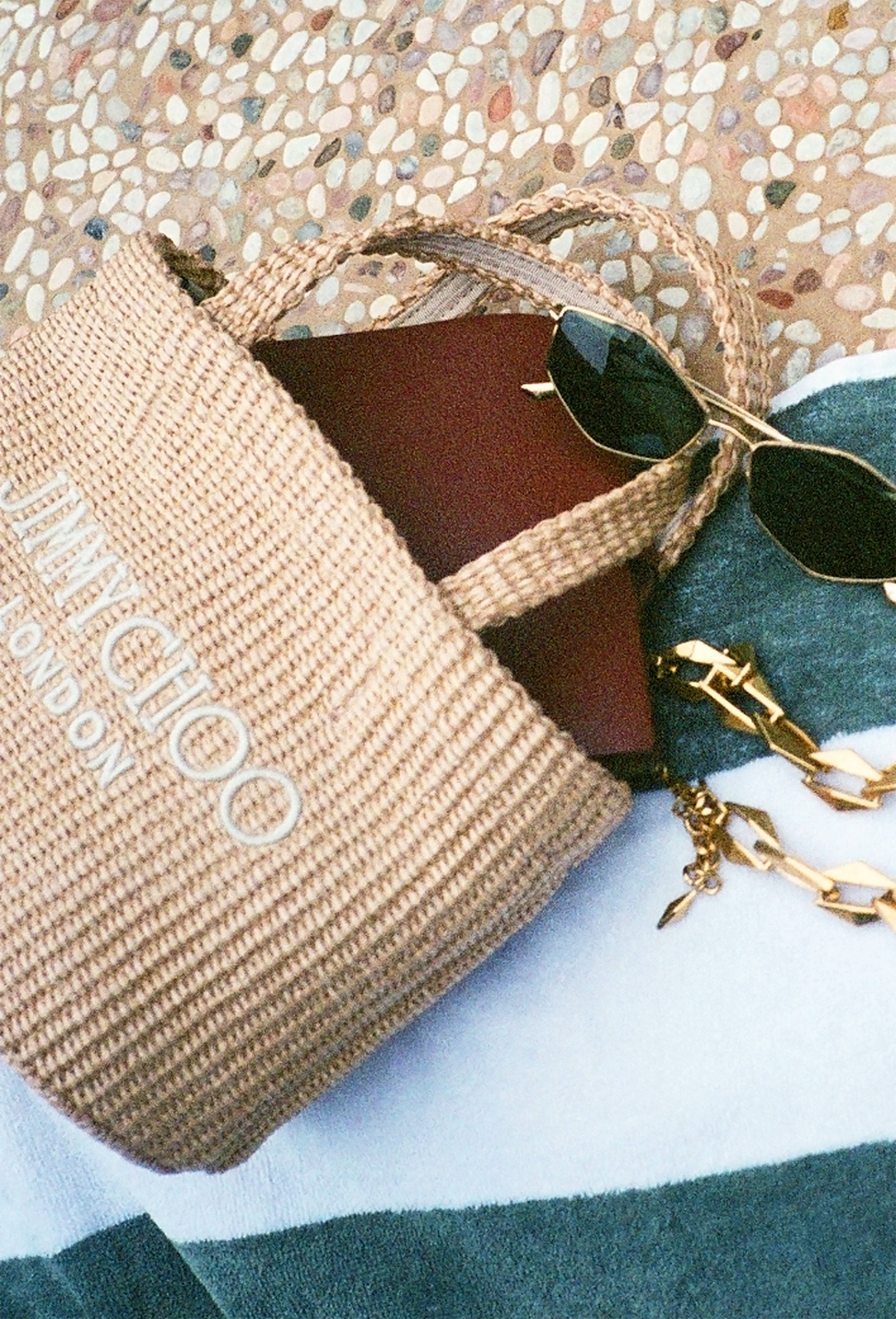 bolso de playa jimmy choo, gafas de sol