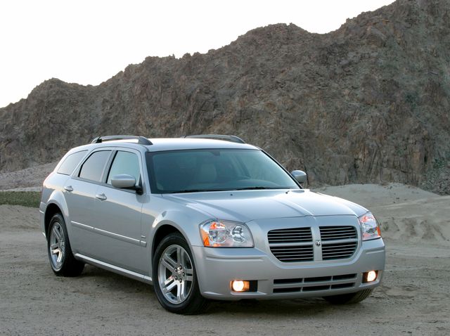 Land vehicle, Vehicle, Car, Dodge magnum, Full-size car, Luxury vehicle, Automotive tire, Hood, Hatchback, Rim, 