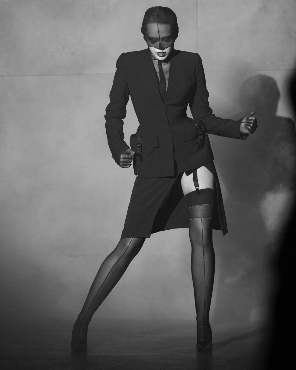 uma modelo em traje formal posando dinamicamente