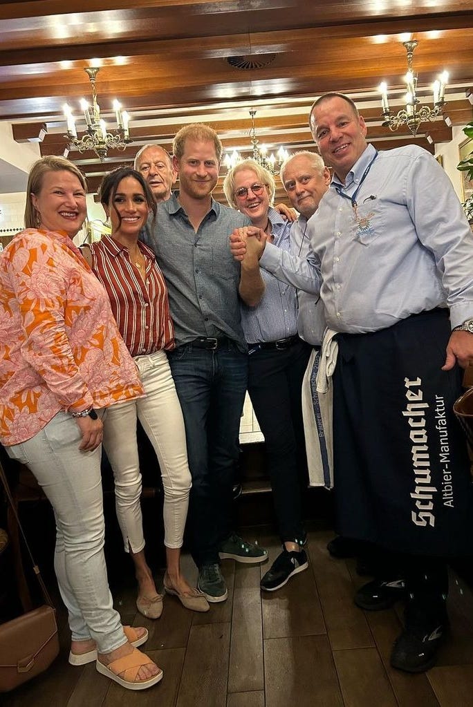 grupo de pessoas posando juntas em um ambiente de jantar