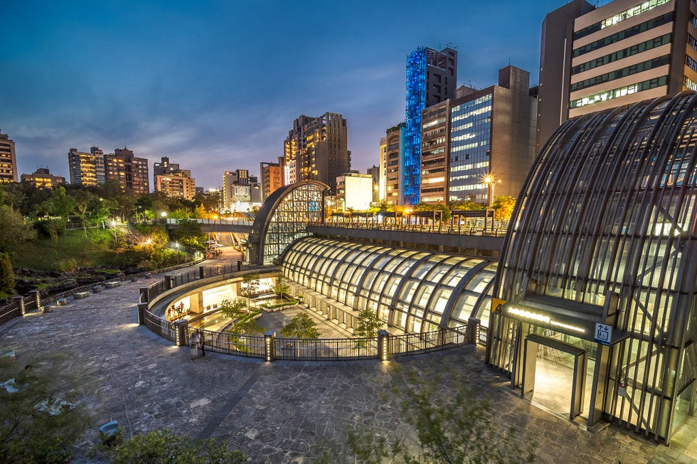 De TamsuiXinyilijn de Rode Lijn is de langste van de metro van Taipei en omvat stations met opvallende architectuur zoals Daanpark