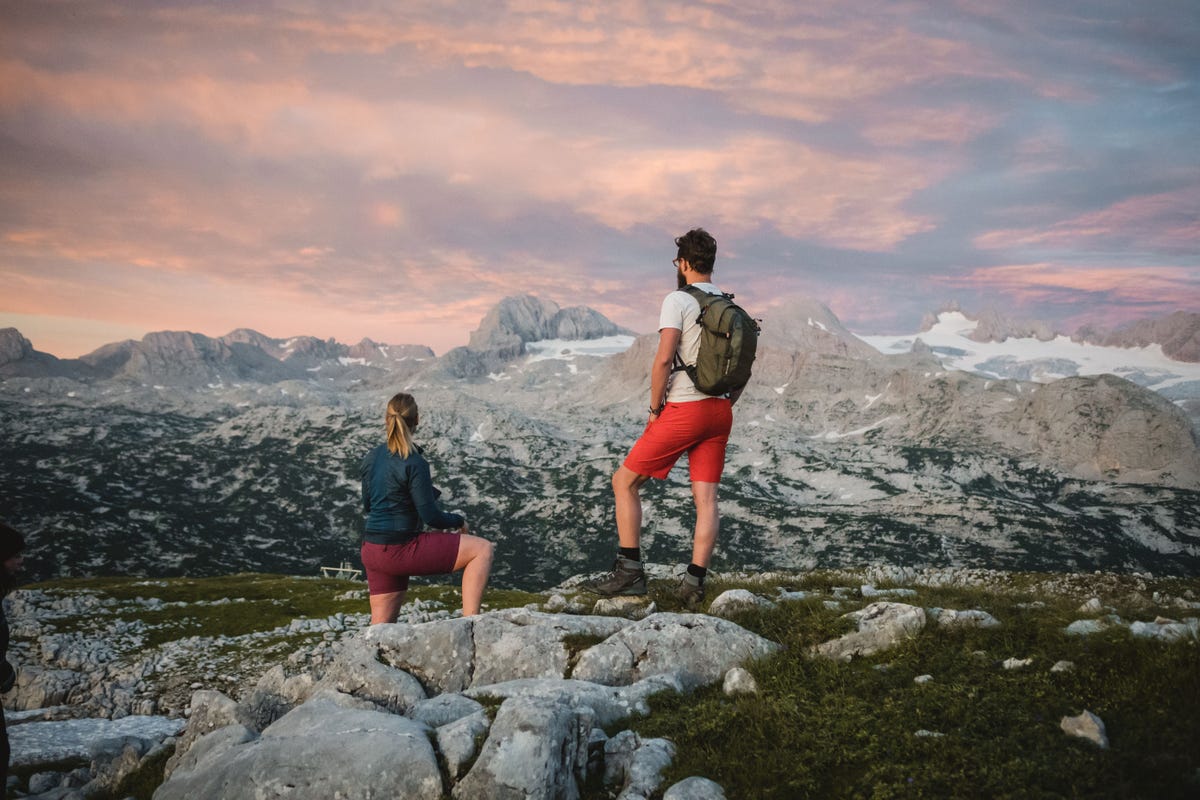 Op de Krippenstein hebben hikers uitzicht over de hoge pieken en gletsjer van de Dachstein