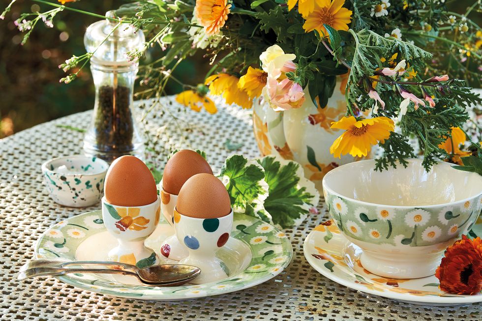 Egg cup, Serveware, Egg, Food, Easter, Boiled egg, Porcelain, Tableware, Saucer, Teacup, 