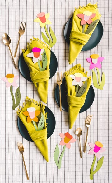 servilletas dobladas en forma de ramo de flores
