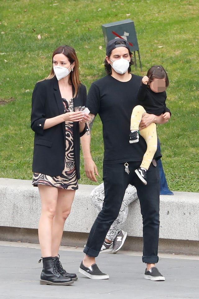 dafne fernández visita el museo del prado junto a su marido y su hijo