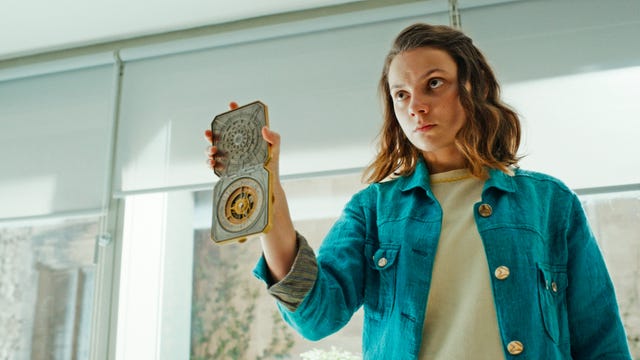 dafne keen, caracterizada como lyra belacqua, su personaje en 'la materia oscura', en una escena en la que muestra una brújula dorada