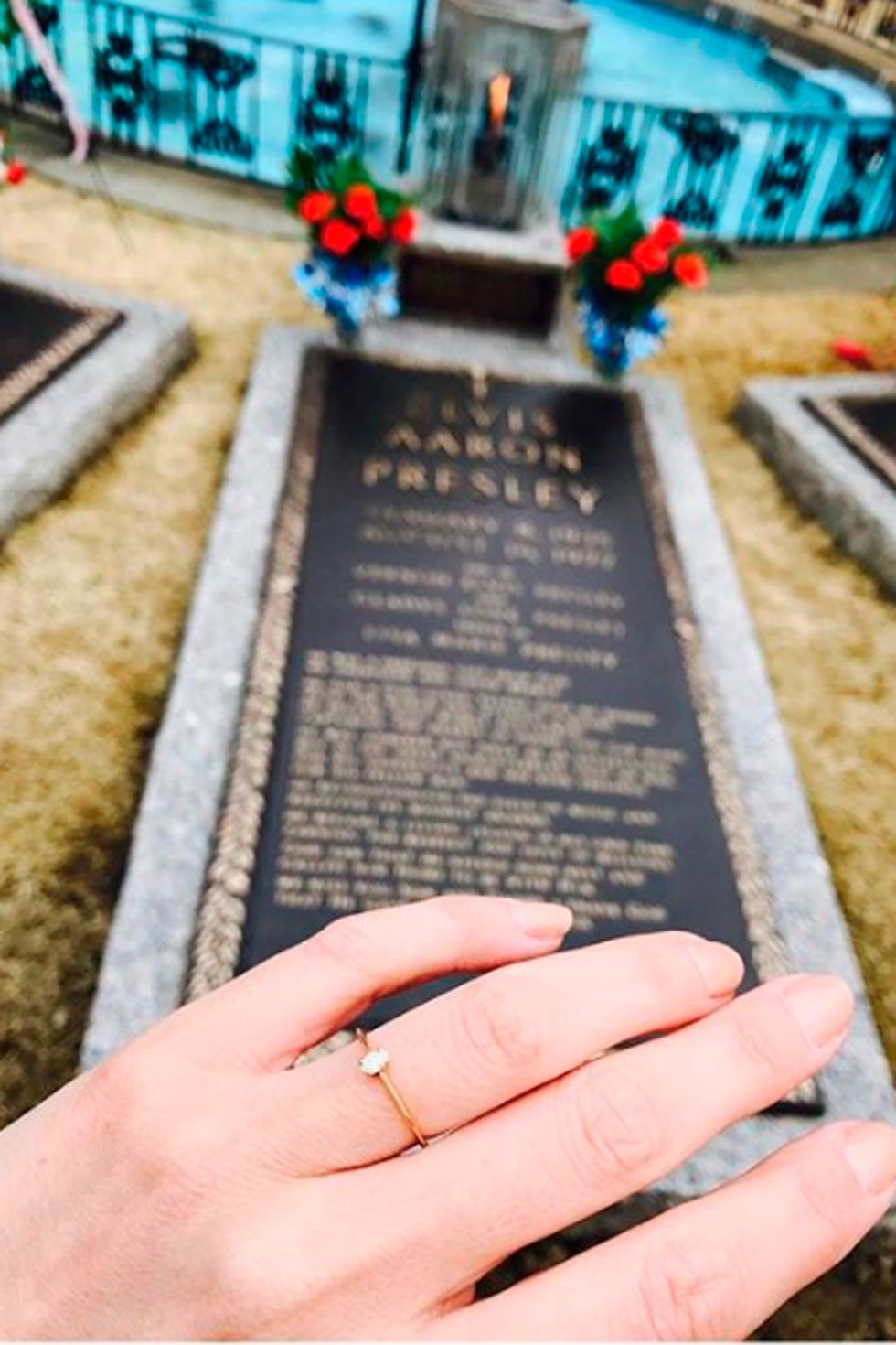 Dafne Fernández con su anillo de pedida ante la tumba de Elvis Presley