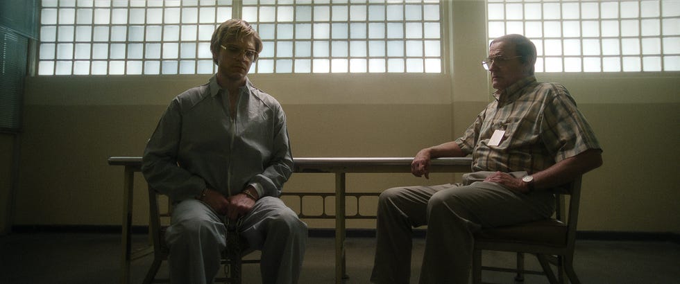 evan peters as jeffrey dahmer, richard jenkins as lionel dahmer in episode 108 of dahmer monster